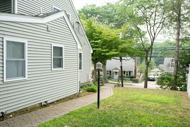 Building Photo - 592 Poplar St