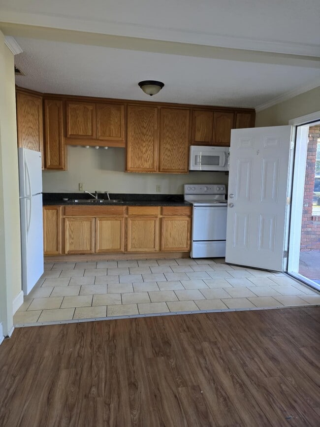 Building Photo - 836 Northside Dr E