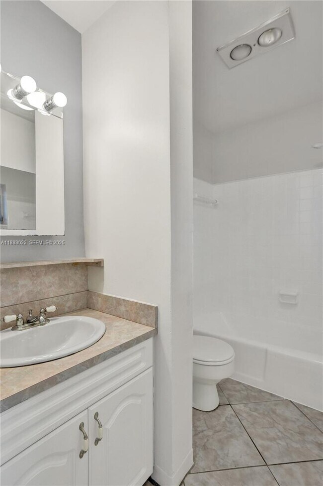 Building Photo - 5112 Hollywood Blvd