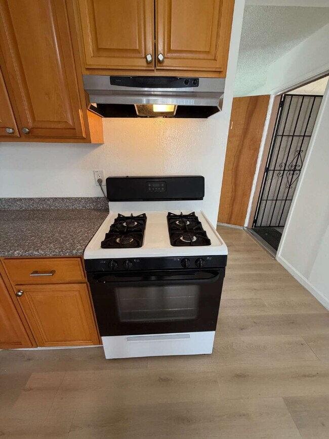 Building Photo - "Charming 2-Bed Oasis with Granite Countertops in Concord's Heart!"