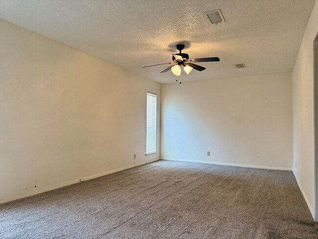 Building Photo - Home For Rent