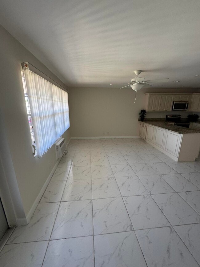 Building Photo - 42 Sussex E