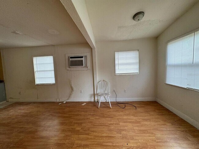 Building Photo - 140 E 12th St