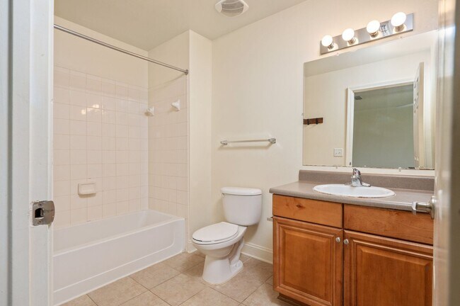 Building Photo - 2 Bedroom Townhouse in Crestview!