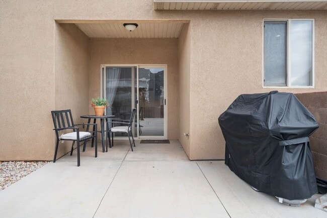 Building Photo - FULLY FURNISHED 3 Bed/2.5 Bath Home!