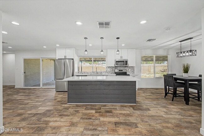 Building Photo - 2174 E Palmcroft Dr