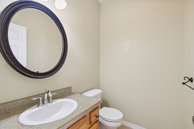 Building Photo - Spacious Sun-filled 3 bed 2.5 Bath Townhouse