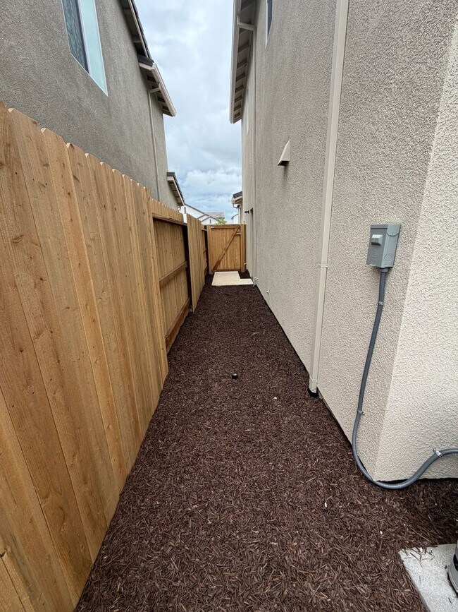 Building Photo - 3 Bedroom | 2.5 Bathroom | New two-story home in Elk Grove