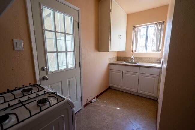 Building Photo - Adorable 1 bedroom in Pomona!