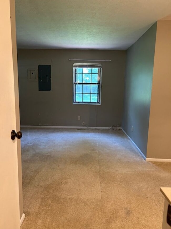 Building Photo - 2500 sq. ft. 4 Bedroom Ranch Home w/Large ...