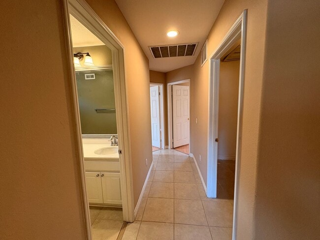 Building Photo - 4 Bed, 3 Bath in Corona!