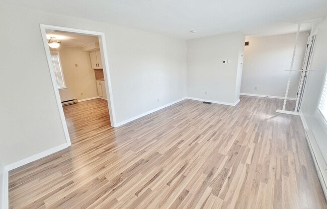 Building Photo - 3 Bed / 1-1/5 Bath Single Family Home w/Attached 2-Car Garage