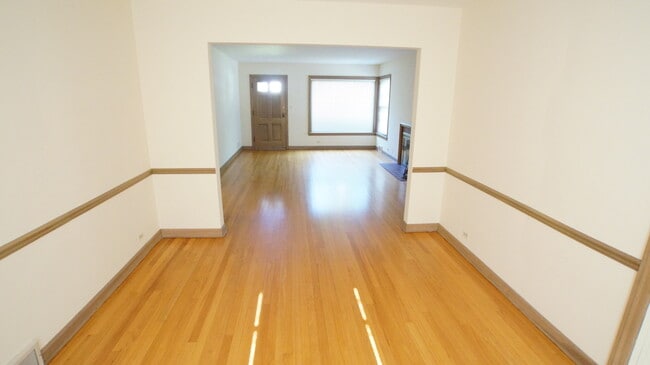 Building Photo - 1229 Middlebury Ln