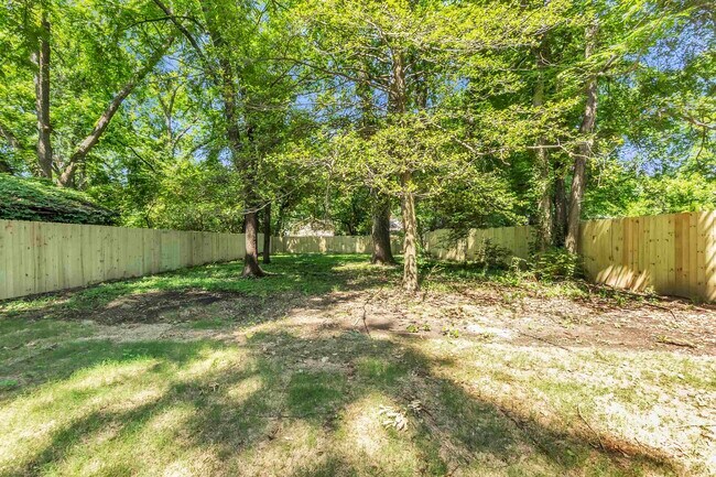 Building Photo - 557 Lundee St