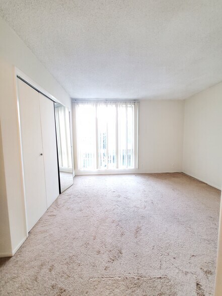 Bedroom #2 w Bathroom - 6199 Canterbury Dr