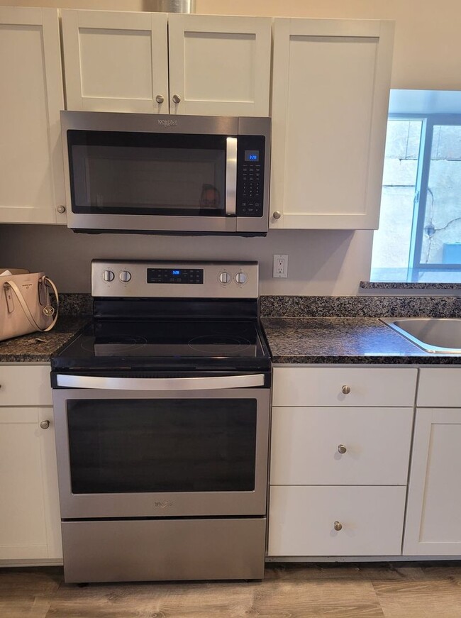Building Photo - NEWLY REMODELED 1 BED 1 BATH Coming Soon!!