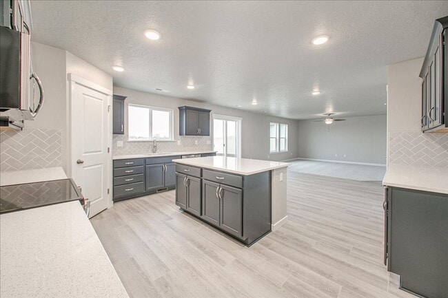 Building Photo - 2 Story Nampa Home!