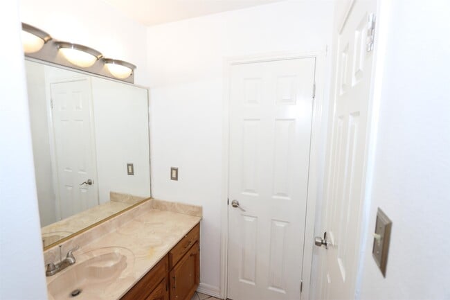 Building Photo - 609 St James Ct