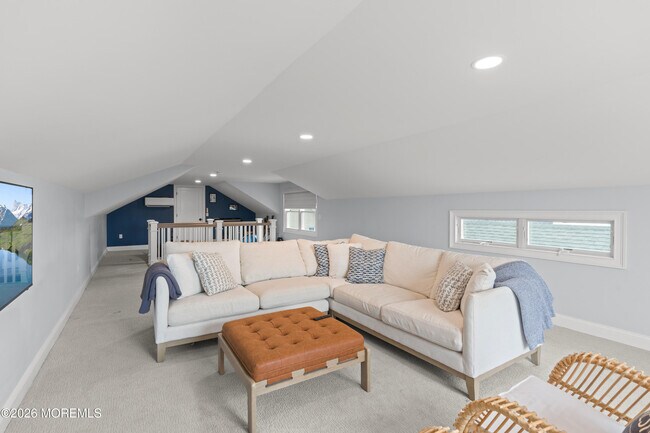 Building Photo - 11 Center St