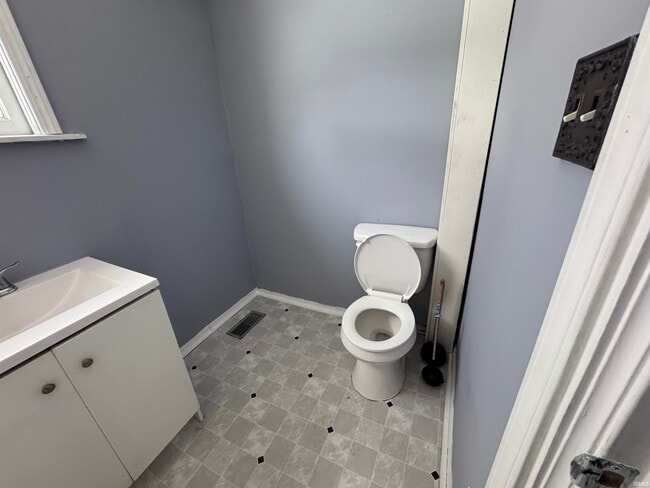 Building Photo - 1613 W 15th St