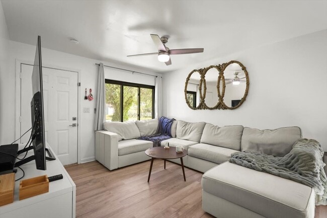 Building Photo - 3506 Claridge Rd E