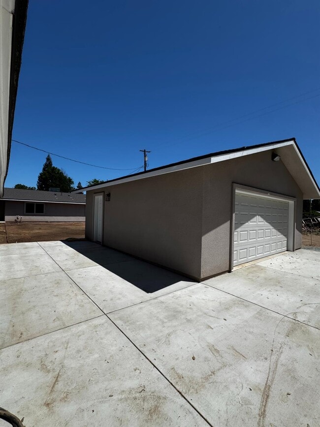 Building Photo - 4832 N Fruit Ave