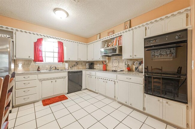 Building Photo - 1621 Kavel Dr