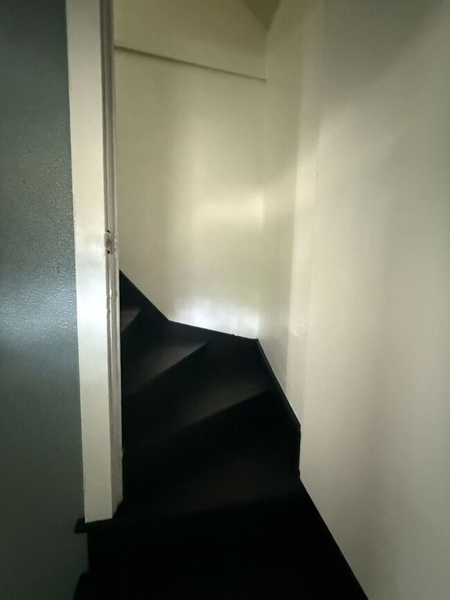 Building Photo - 3 bedrooms 1 bath