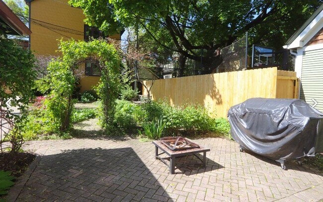 Building Photo - 916 Pleasant St