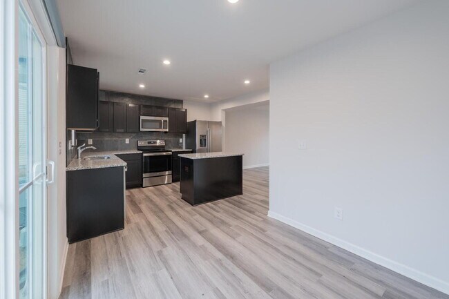 Building Photo - 3 bedroom, 2.5 bathroom townhouse.