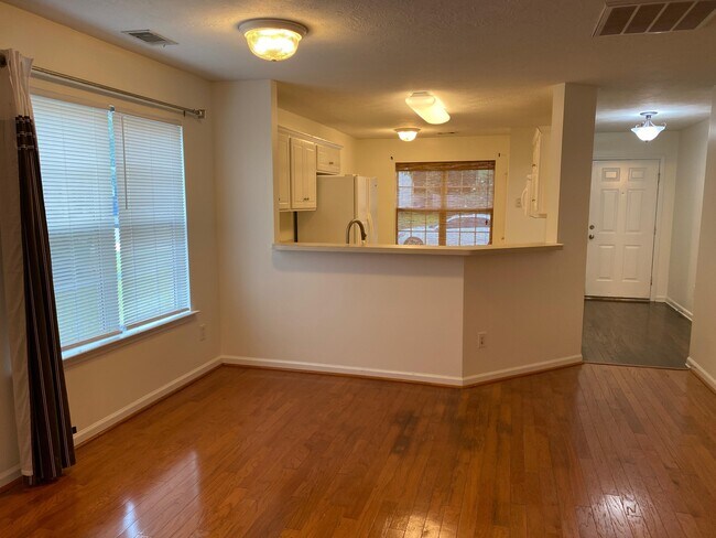 Building Photo - 128 Photinia Dr