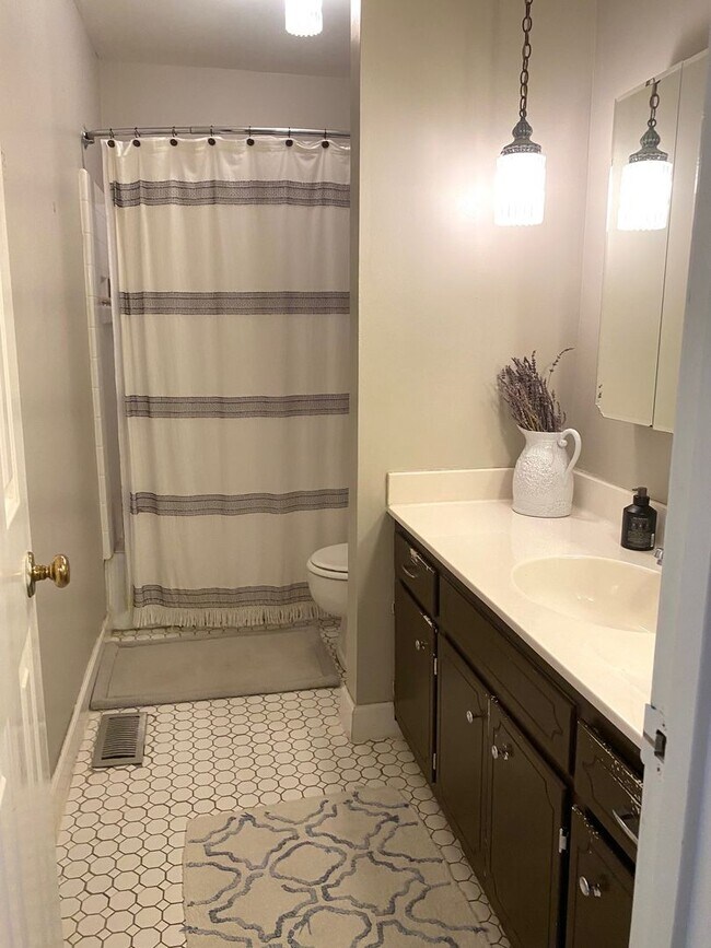 Building Photo - 2 Bed, 1.5 Bathroom Townhome with 2 Vehicle Carport