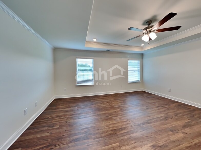 Building Photo - 868 Carnaby Ln
