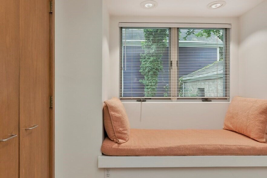 Building Photo - 572 Franklin St