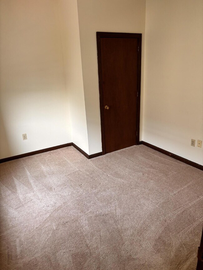 Building Photo - No more commute! Large 2 unit with parking - walk to downtown and BIW.