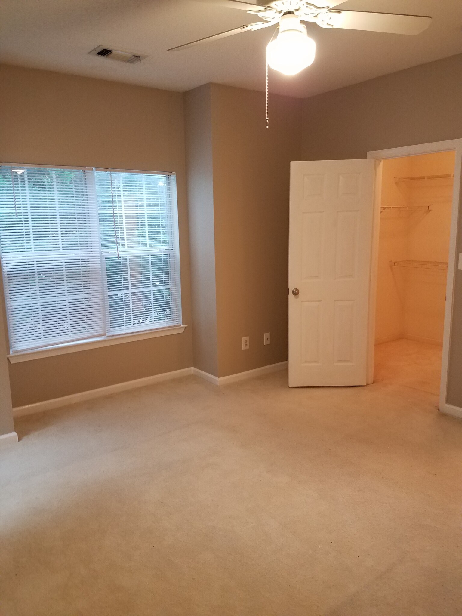 Building Photo - 1701 Lake Shore Crest Dr