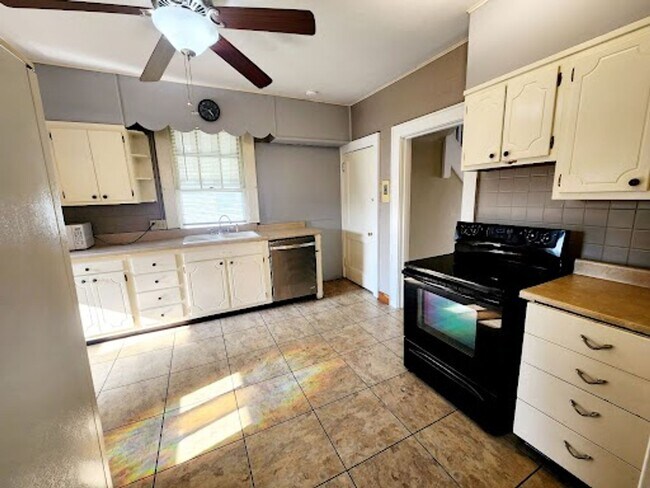 Building Photo - 305 Lyndhurst St