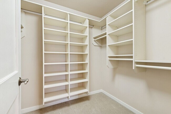 Building Photo - Wonderful Townhome On Eagle Bend Golf Course!