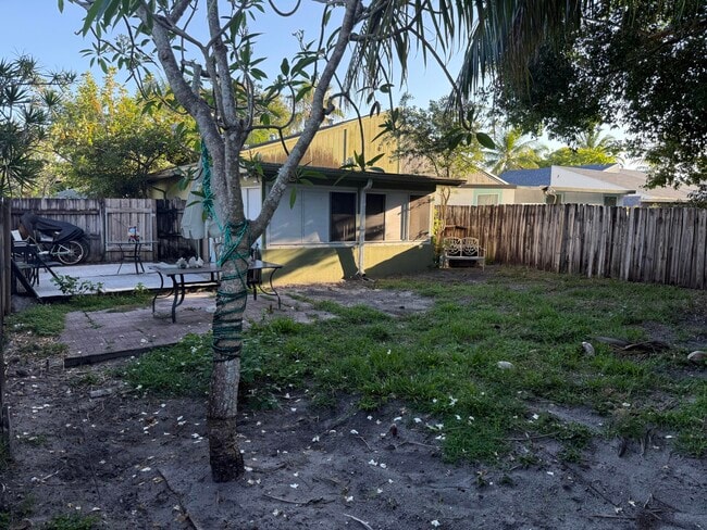 Building Photo - 4565 NW 3rd Dr