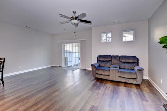 Building Photo - 107 Bicameral Ln