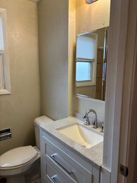 Building Photo - 210 Lox Ct