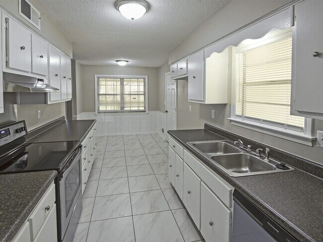 Building Photo - NEWLY UPDATED  3 bed 2 bath home in Bartlett.