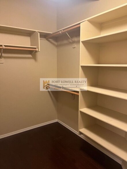 Building Photo - 2550 E River Rd