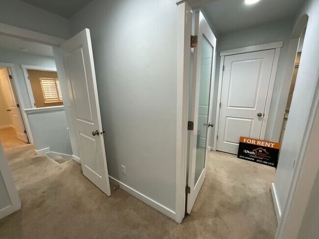 Building Photo - 4 bdrm 3 bth Home 2 Car Garage- Small Dog ...