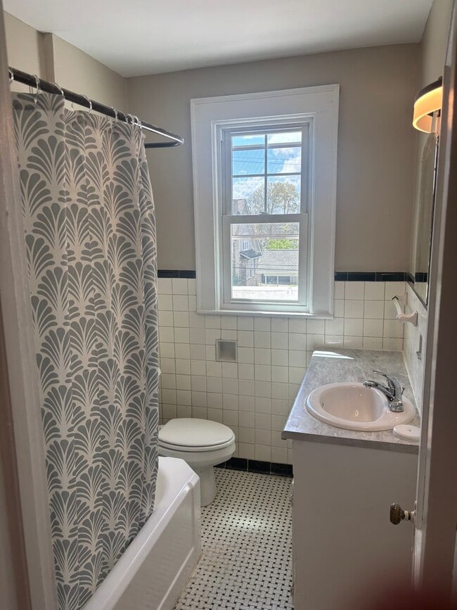 Building Photo - 1 Bedroom 1 Bathroom, Quadruplex, Gas Heat,Window units for AC, Water Included in the rent.