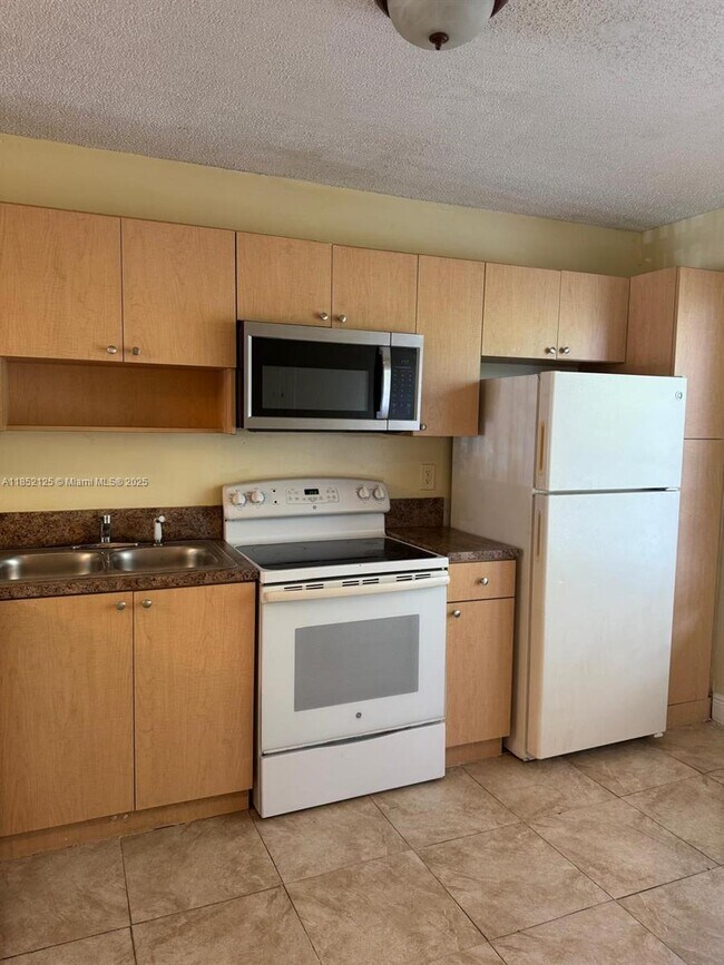 Building Photo - 2238 SW 81st Ave