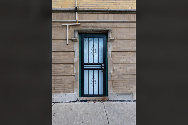 Building Photo - 7035 N Sheridan Rd