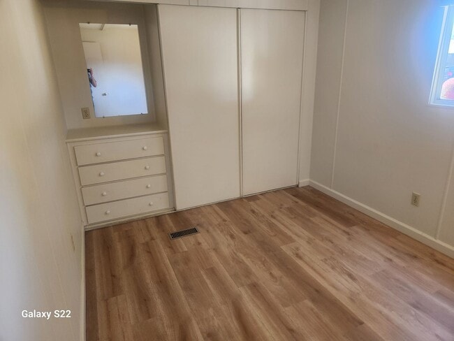 Building Photo - Bright and Cheery, well maintained 2 bedro...
