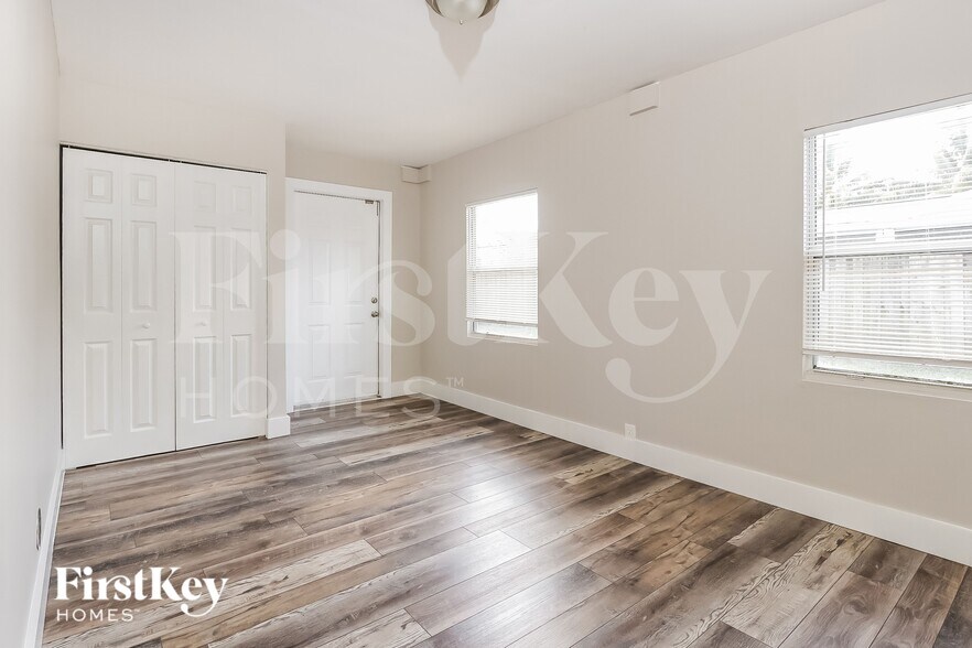 Building Photo - 8800 SW 10th St