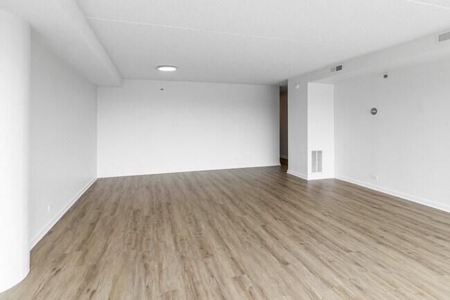 Building Photo - Modern 1-Bedroom in Downtown Highland Park | In-Unit Laundry + Garage Parking